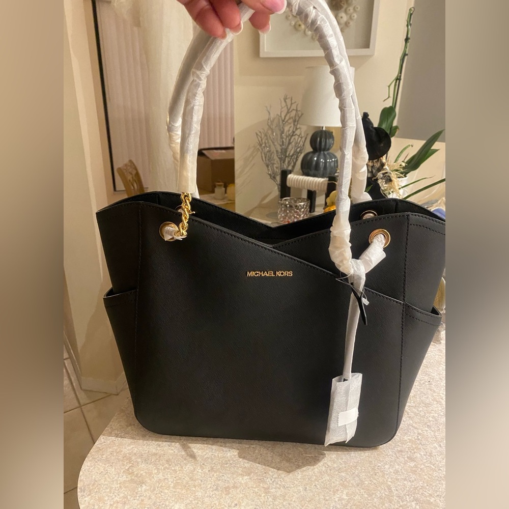 Jet Set Large Saffiano Leather Shoulder Bag Black